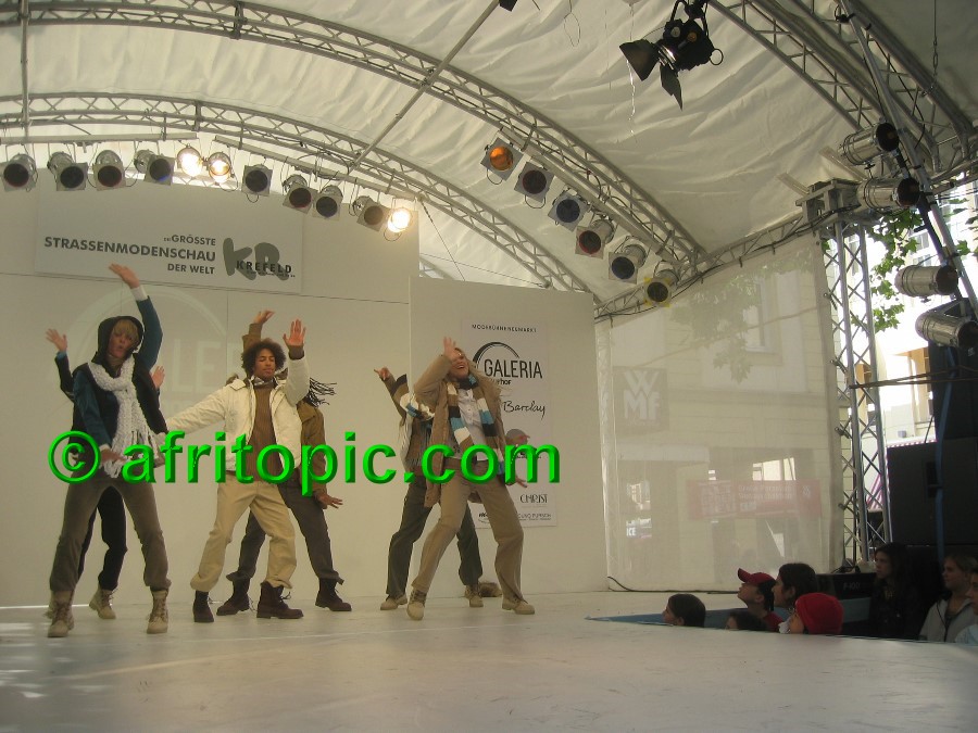 ../Images/Krefeld-Strssenmodenschau-2005 304.jpg